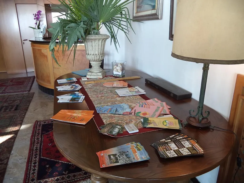 Hotel Miramare دْيانو مارينا